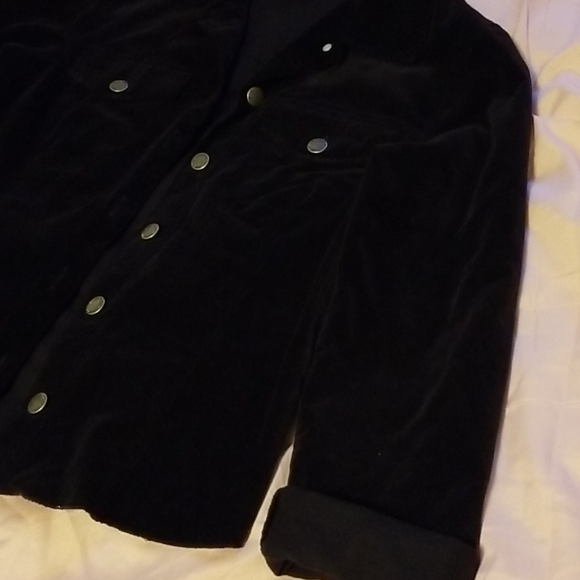 Gorgeous BCBG button up - Picture 4 of 5